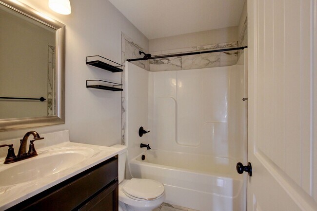 Building Photo - Huge 5 bed 3 ba.  Gorgeous House Near Post...