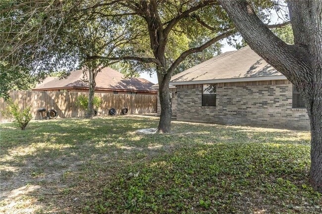 Building Photo - 2203 E Coma Ave