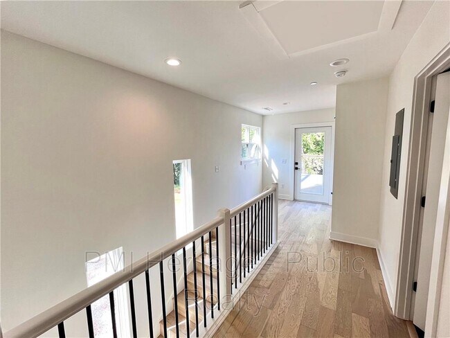 Building Photo - 610 N 6th St