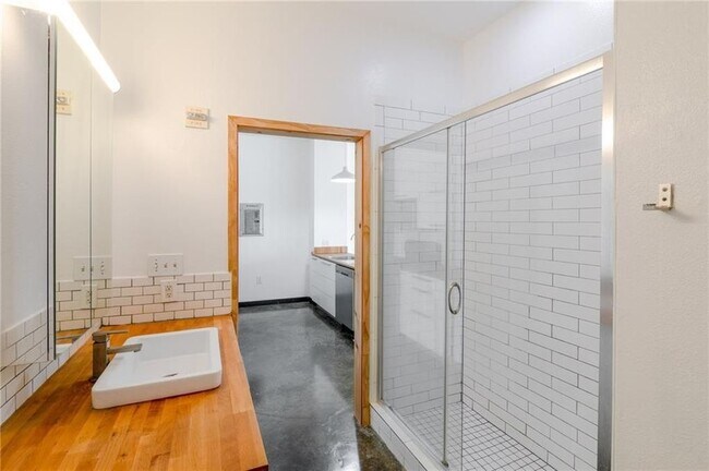 Building Photo - 2401 E 6th St