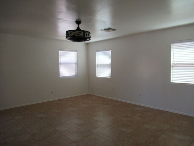 Building Photo - Spacious Home in Gated Community!
