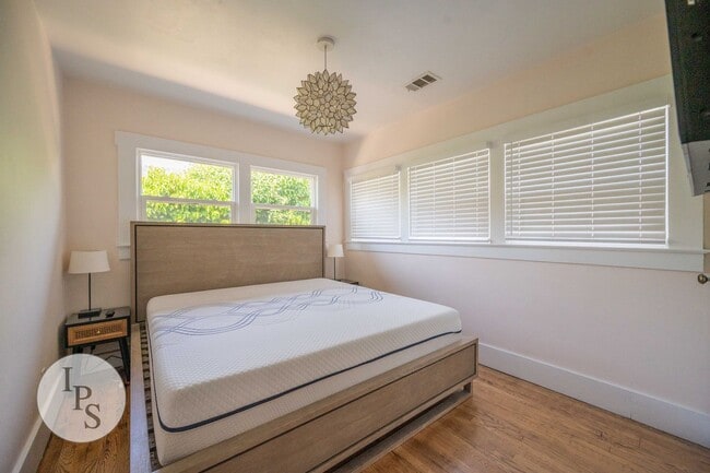 Building Photo - Beautifully Updated Fresno Tower Home, 3BR/2BA, plus Solar!!