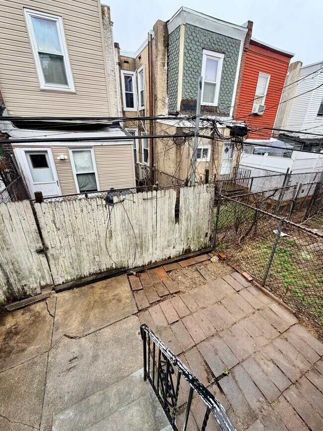 Building Photo - 5537 Harmer St