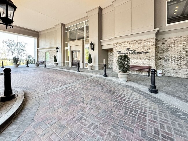 Building Photo - A 2 BR Lifestyle of Luxury at One Vinings Mountain!