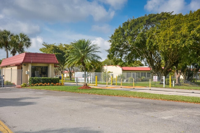 Building Photo - 477 Lake Dora Dr