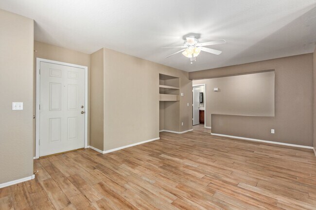 Building Photo - Stunning 3 Bed/2 Bath Home in Gated Commun...