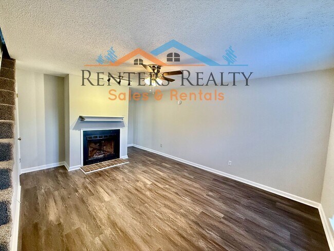 Building Photo - 2 Bedroom Condo with Private Patio