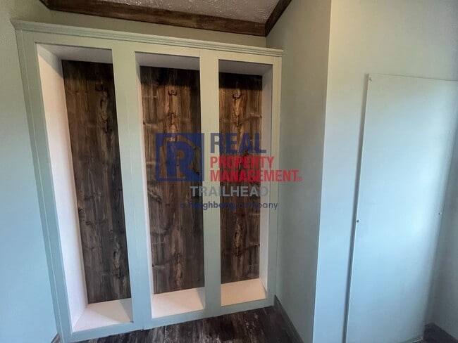 Building Photo - 3 Bed / 2 Bath Farmhouse Styled Home – Move In Ready