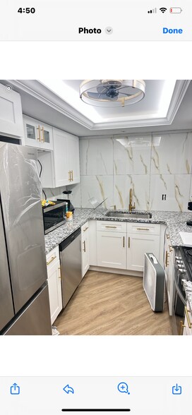 Modern kitchen - 955 Palm View Dr