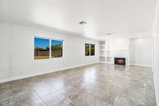 Building Photo - 6518 E Sunnyside Dr