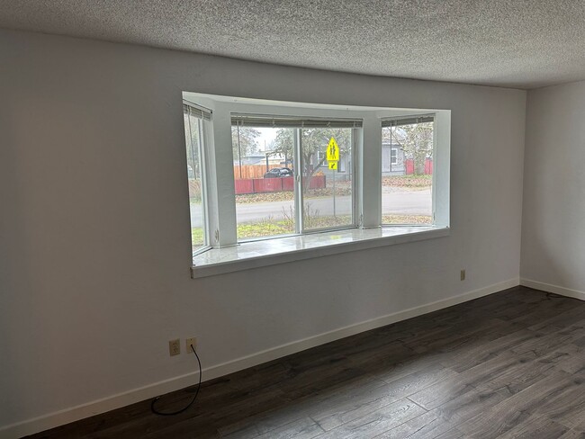 Building Photo - Large 3 bedroom 1 1/2 bathroom duplex with...