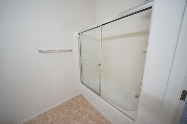 Building Photo - SHOWINGS AVAILABLE NOW