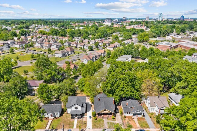 Building Photo - Beautiful 2 bedroom, 1 bath home near Downtown Durham, High-end Finishes and fenced-in backyard!