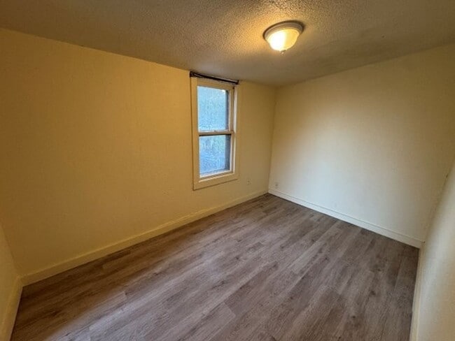 Building Photo - 5 bed 1 bath in Okc! large, fenced yard, inside utility!