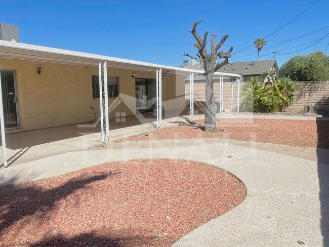 Building Photo - 2401 E Meadowbrook Ave