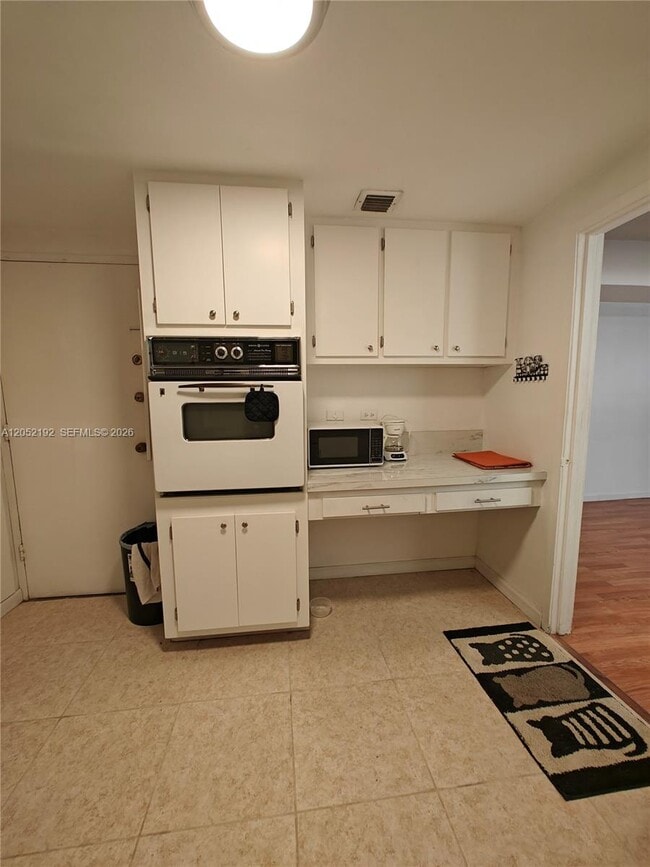 Building Photo - 825 Brickell Bay Dr