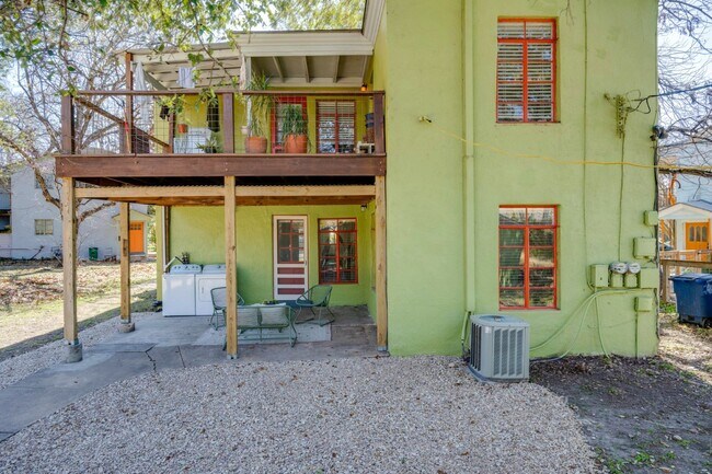 Building Photo - J07