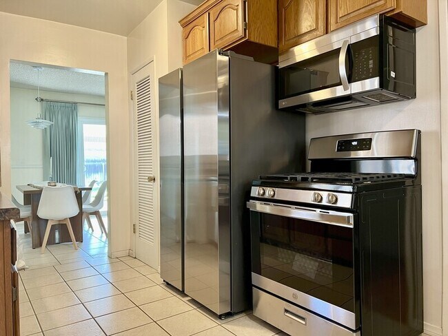 Building Photo - 116 E Campus View Dr