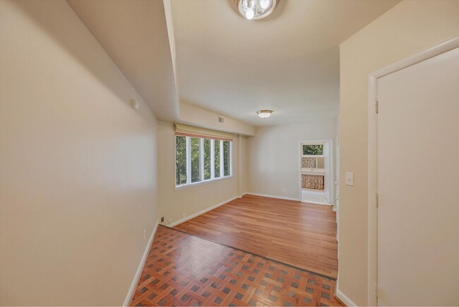 Building Photo - Spacious Home in Green Hills!