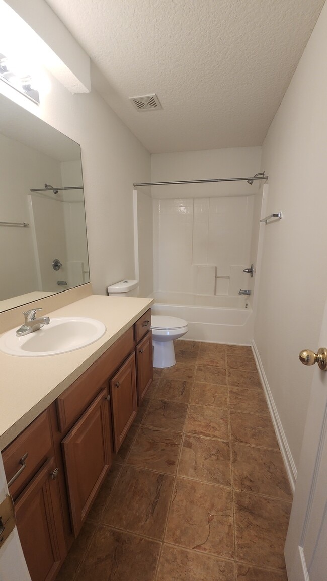 Building Photo - Lovely 2 bedroom move-in ready condo located in The Gables community!