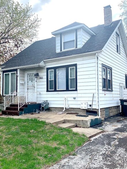 Building Photo - 17058 Anthony Ave