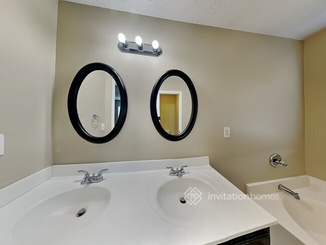 Building Photo - 2169 Silver Thorn Ct