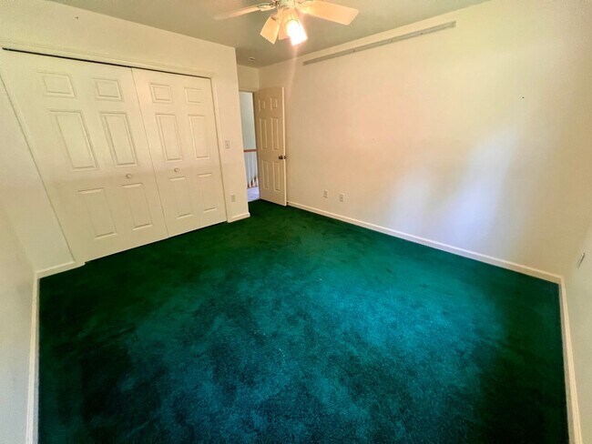 Building Photo - Cranberry - 6 bedroom 4 bathroom - Stunnin...