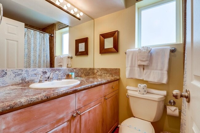 Building Photo - Private Rooftop Deck South Mission Beach