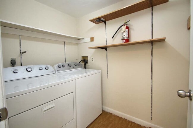 Building Photo - Four Bedroom Townhome with Plenty of Space!