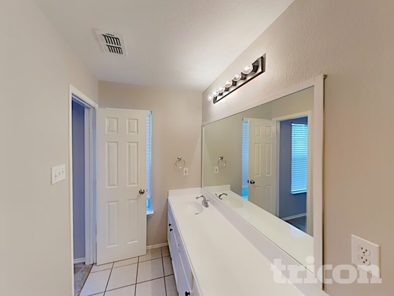 Building Photo - 1300 Pine Ln