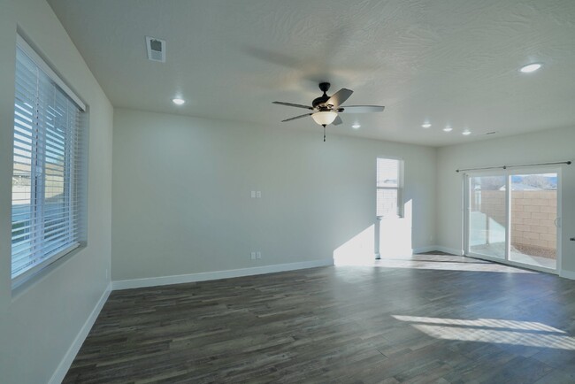 Building Photo - Spacious 4-Bed, 3-Bath Duplex in Enterpris...