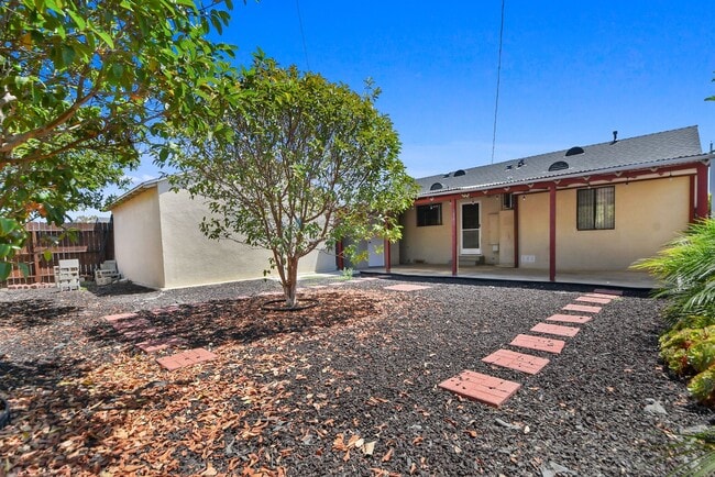 Building Photo - Newly Re-Modeled 3B | 1B home located in Prime Gardena!