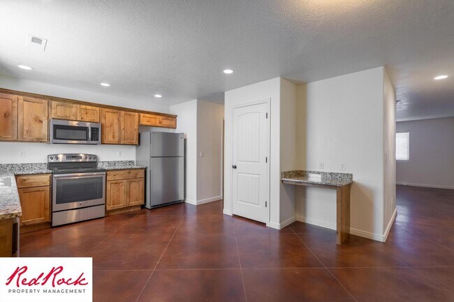 Building Photo - DOG-FRIENDLY 3 Bedroom Townhome with INTERNET INCLUDED!