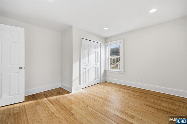 Building Photo - 136 7th Ave