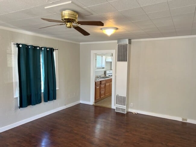 Building Photo - CHARMING OLDER 2 BEDROOM HOME W/ BUILT INS