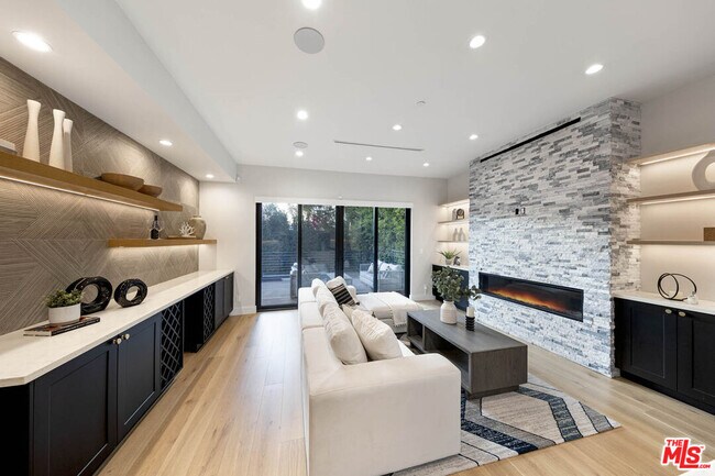 Building Photo - 123 S Kilkea Dr