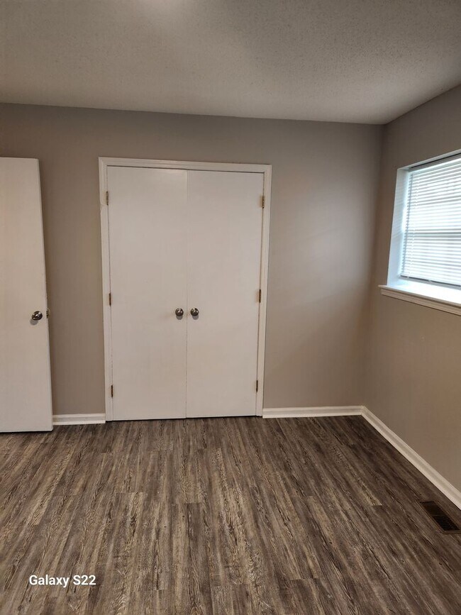 Building Photo - Two Bedroom, One Bath Apartment for Rent