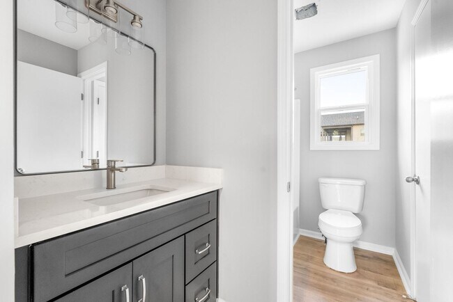 Building Photo - Newly Renovated 3 Bedroom Pet Friendly Hom...