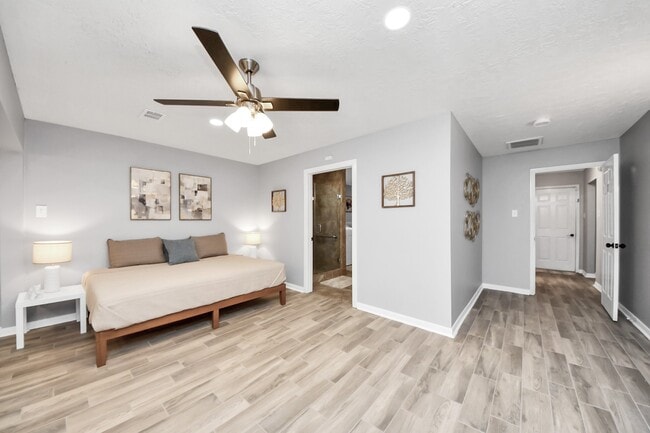 Building Photo - 12711 Laurel Bank Way