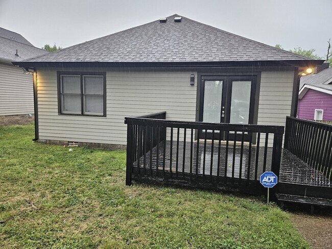 Building Photo - 907 11th Ave N