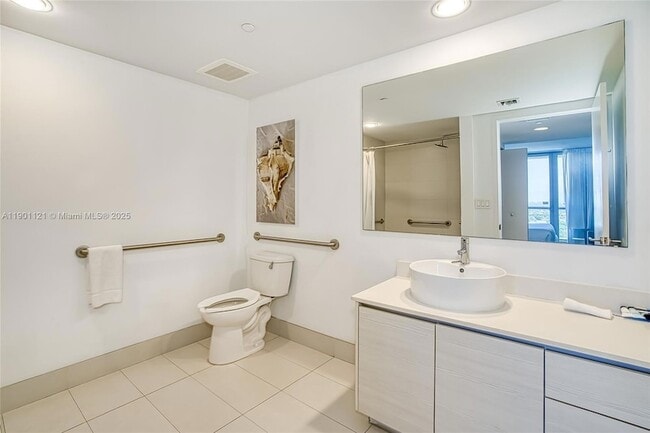 Building Photo - 2602 E Hallandale Beach Blvd
