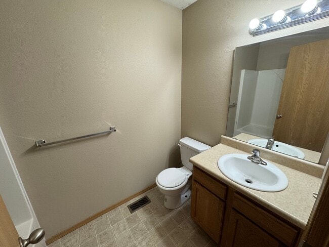 Building Photo - Super clean 2 bedroom 2 Bath Duplex in Clever MO