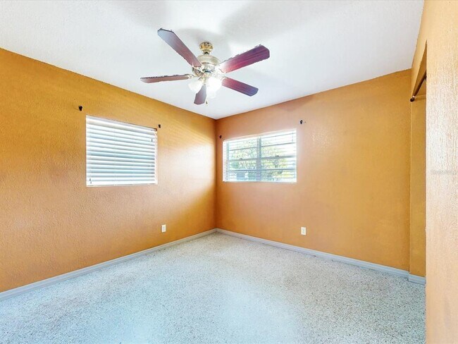 Building Photo - 2502 N Beaumont Ave