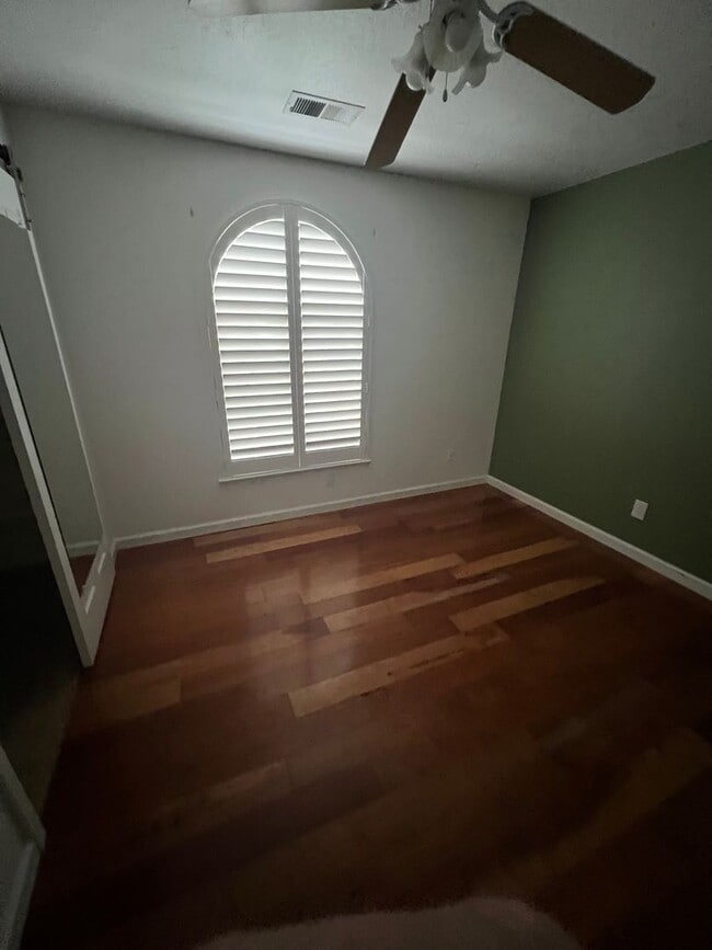 Building Photo - Executive Rental