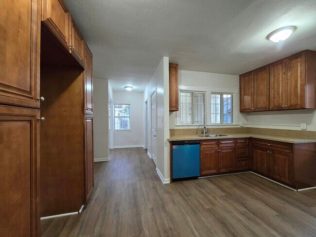 Building Photo - 916 W 59th Pl