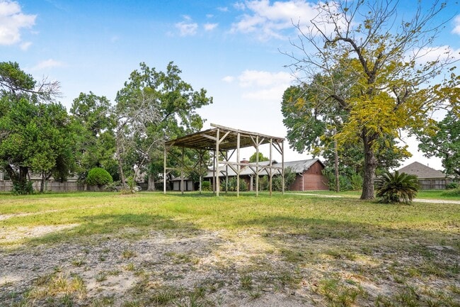 Building Photo - 700 Anderson Rd