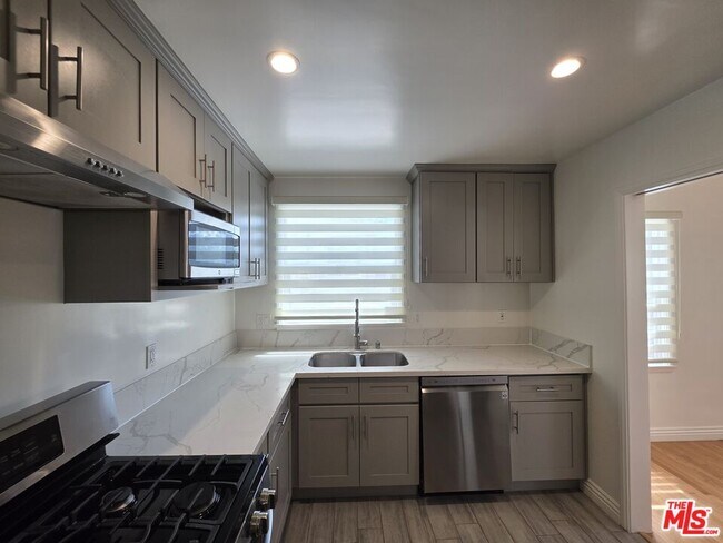 Building Photo - 102 Gaviota Ave