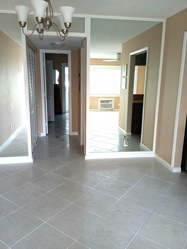 Building Photo - 355 Sheffield O