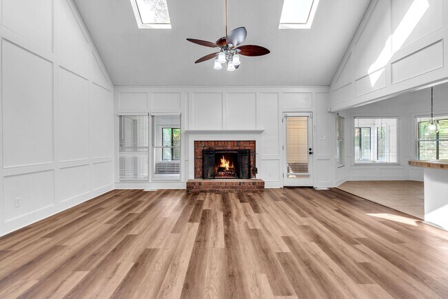 Building Photo - AVAILABLE NOW!! 5 Bedroom 3.5 Bath Fully R...