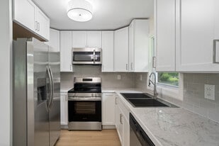 Building Photo - 1009 Sylvia Cir